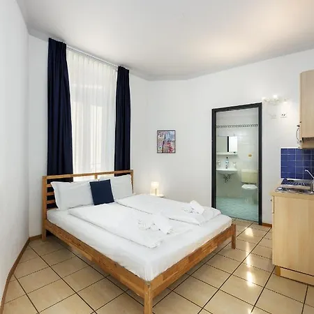 By Lr Apartment