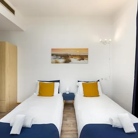 By Lr Апартаменти *