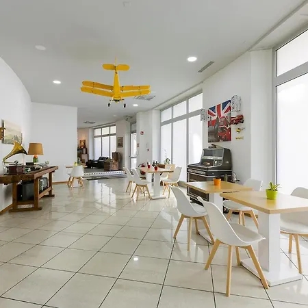 By Lr Apartment