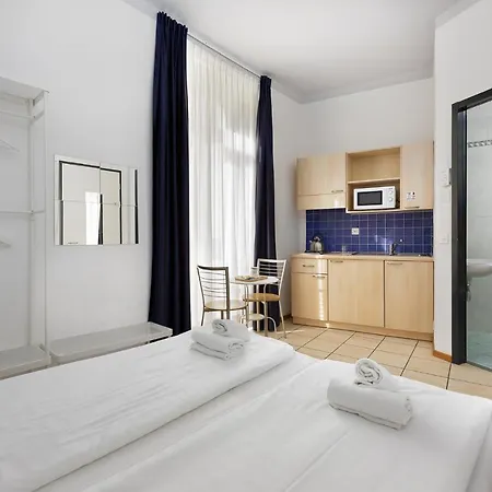 By Lr Apartment