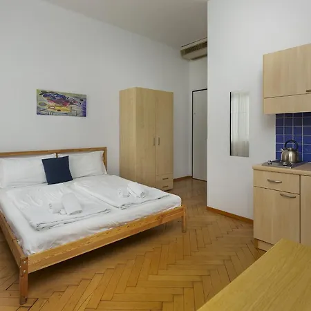 By Lr Apartment *